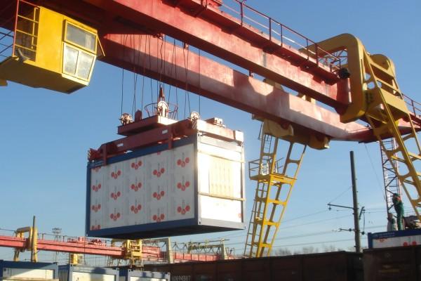 Фото Погрузка модуля на ж/д платформу мостовым краном