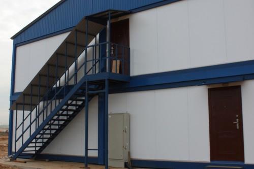 Фото Лестница с навесом над маршем