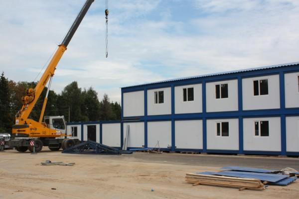 Фото Процесс монтажа здания с общей кровлей