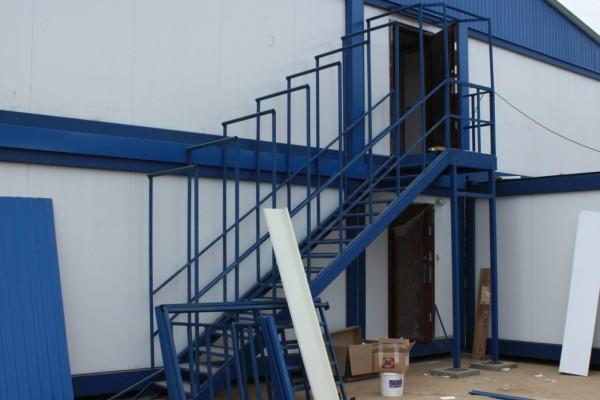 Фото Монтаж внешней лестницы