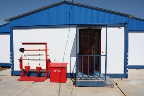 Фото Крыльцо с поручнями и навесом