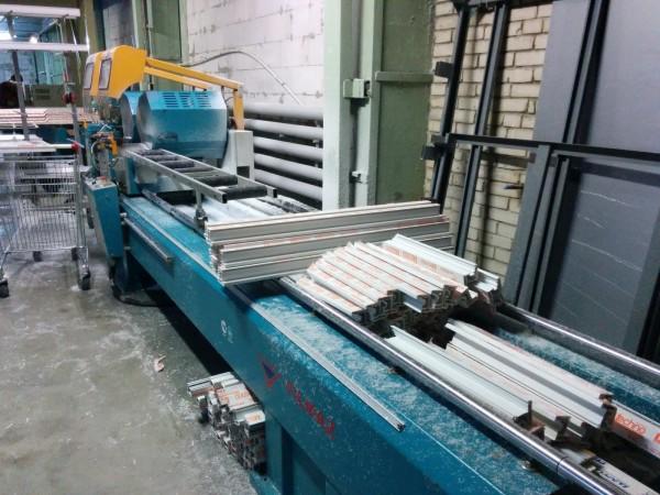 Фото Двухголовочная полуавтоматическая пила для ПВХ и алюминиевого профиля