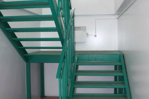 Фото Сварная зеленая лестница