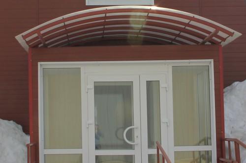 Фото Большой козырек из вальцованной трубы и поликарбоната