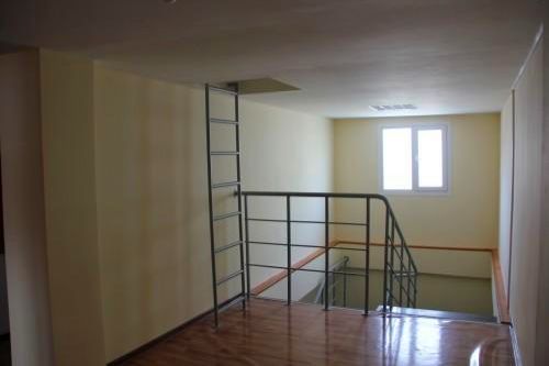 Фото Лестница с деревянными ступенями и поручнями из круглой трубы