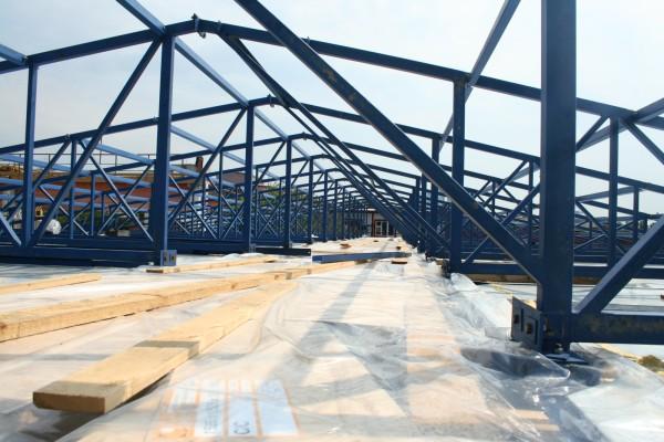 Фото Монтаж общей кровли общежития