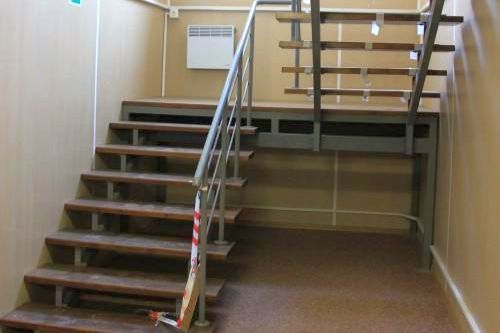 Фото Лестница с деревянными ступенями в штабе строительства