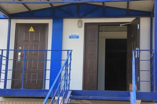 Фото Козырек со скатной крышей и входная площадка с перилами