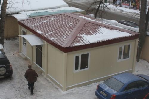 Фото Здание из трех блоков с четырехскатной кровлей