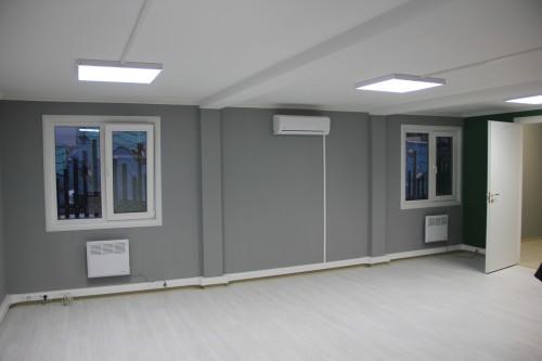 Фото Офис с отделкой пола ламинатом и покраской стен по флизелиновой бумаге