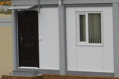 Фото Козырек из листа и входная ступенька