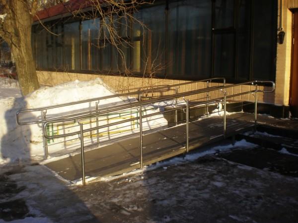 Фото Ограждения входной лестницы и пандуса