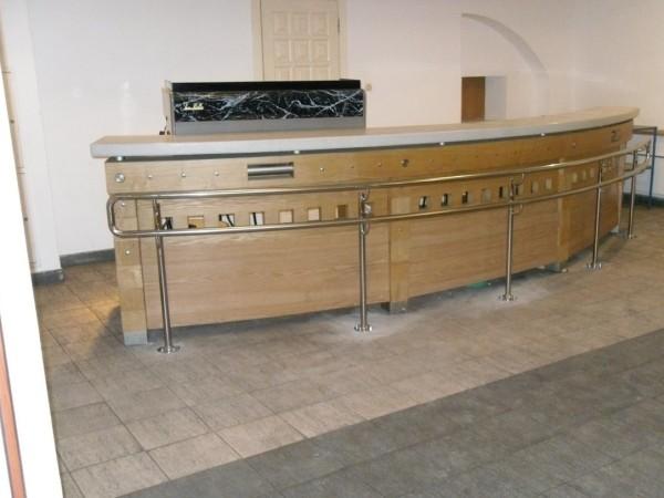 Фото Пандус с ограждениями из нержавеющей стали